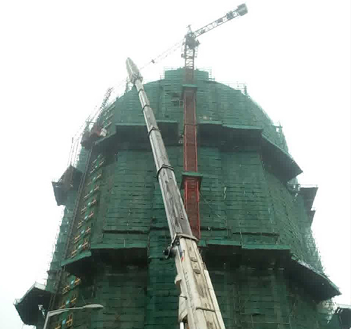 安宁吊车在工地上作业